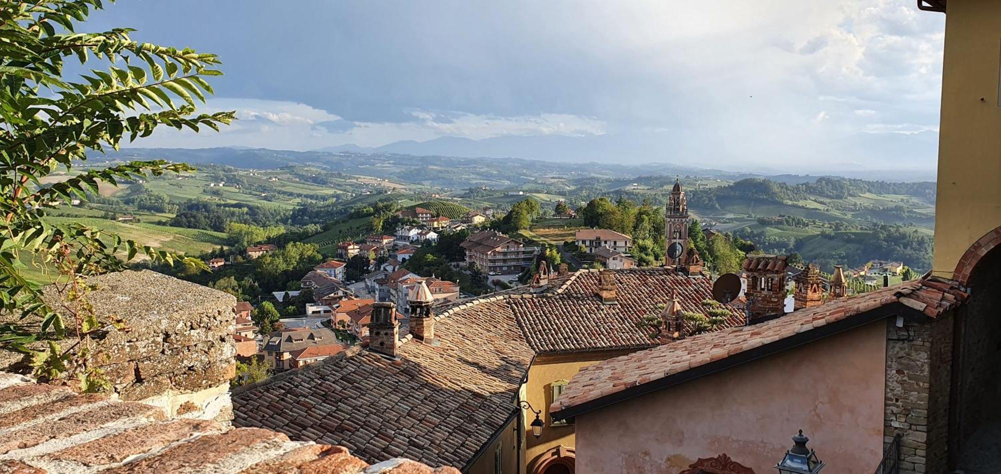فندق Charming Barolo Wine Loft Monforte dʼAlba المظهر الخارجي الصورة