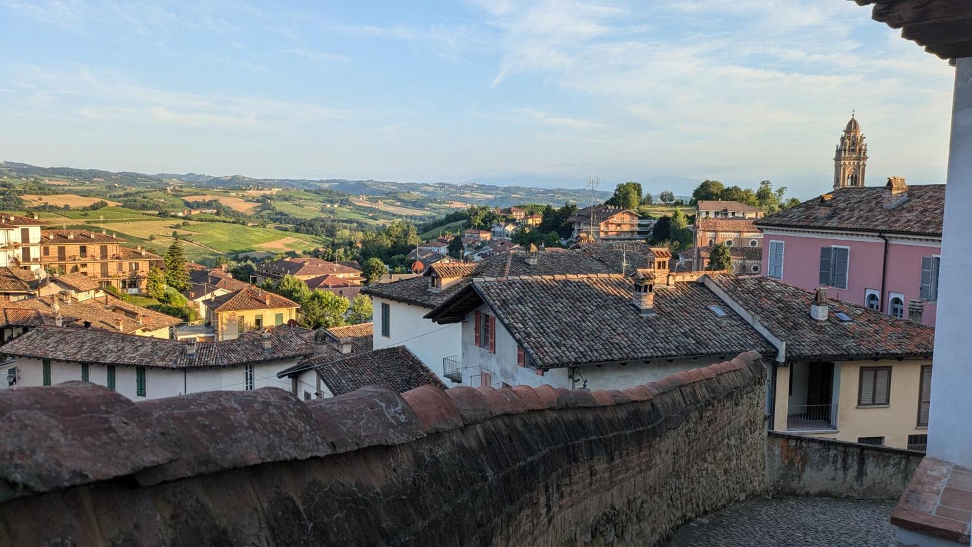 فندق Charming Barolo Wine Loft Monforte dʼAlba المظهر الخارجي الصورة